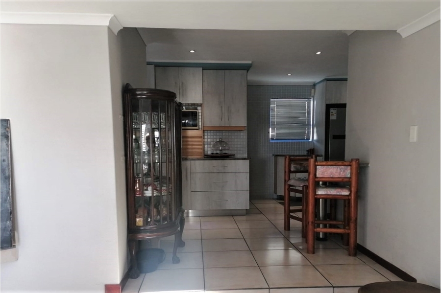 To Let 5 Bedroom Property for Rent in Paradise Beach Western Cape